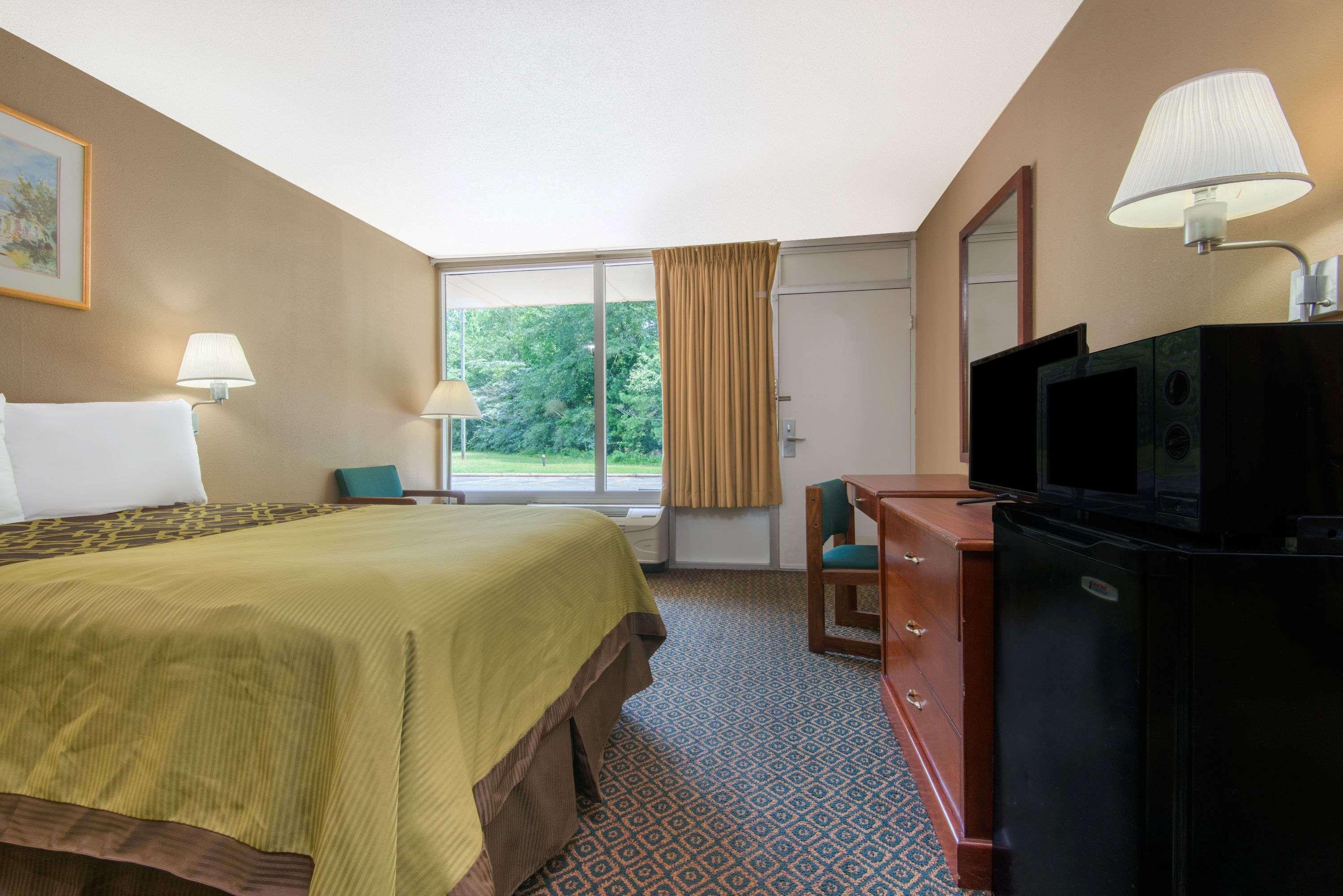 Days Inn By Wyndham Clanton Al Екстериор снимка