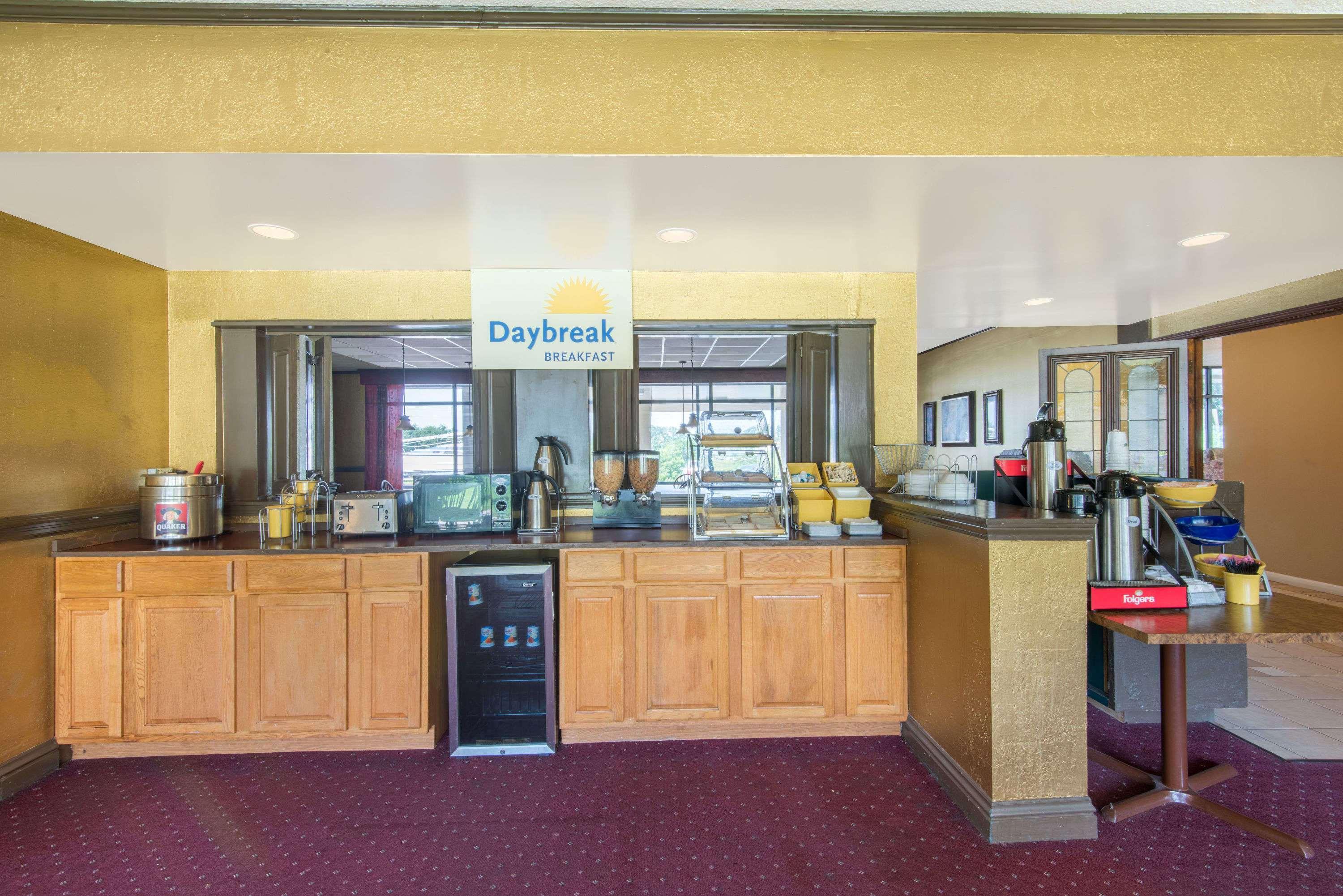 Days Inn By Wyndham Clanton Al Екстериор снимка
