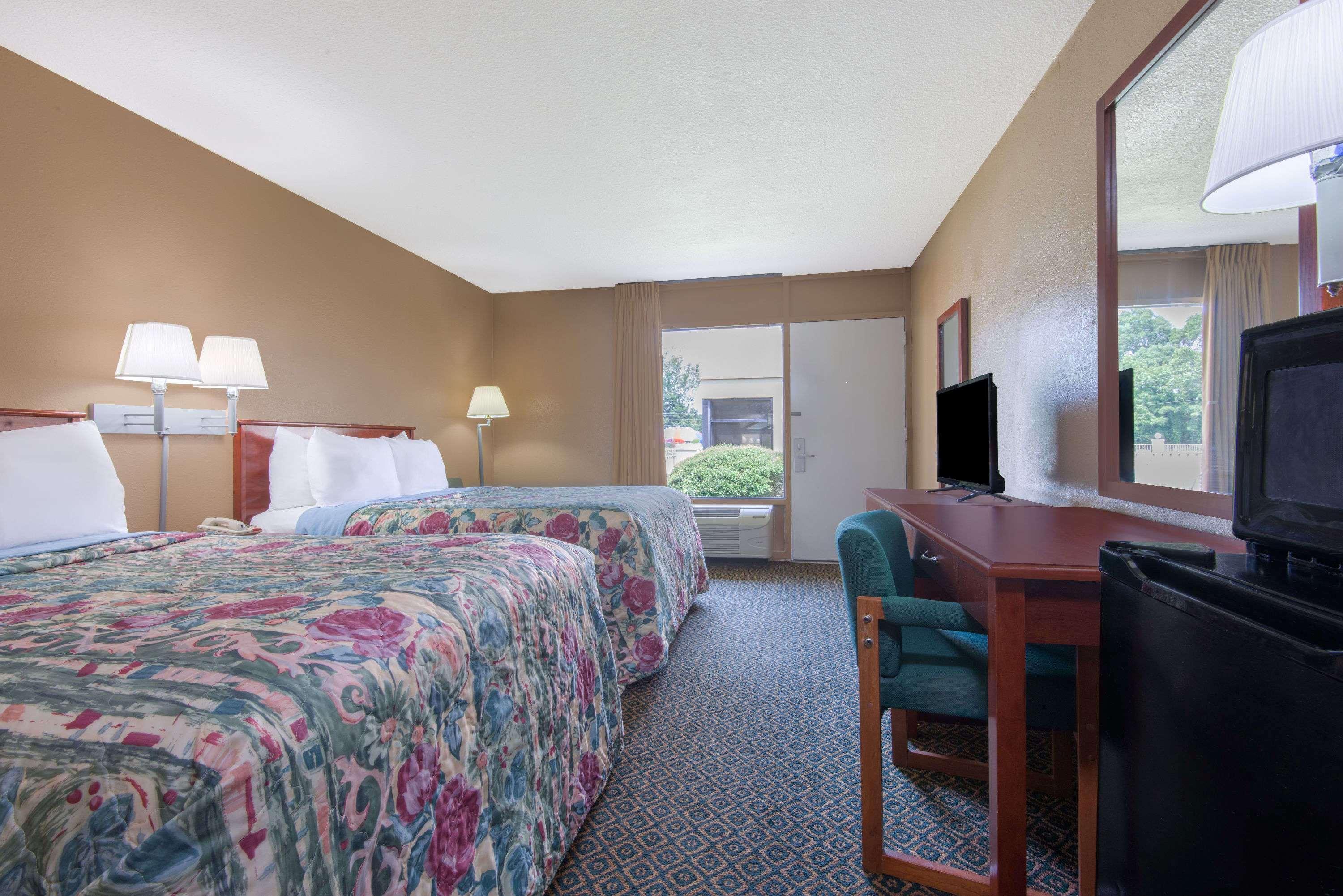 Days Inn By Wyndham Clanton Al Екстериор снимка