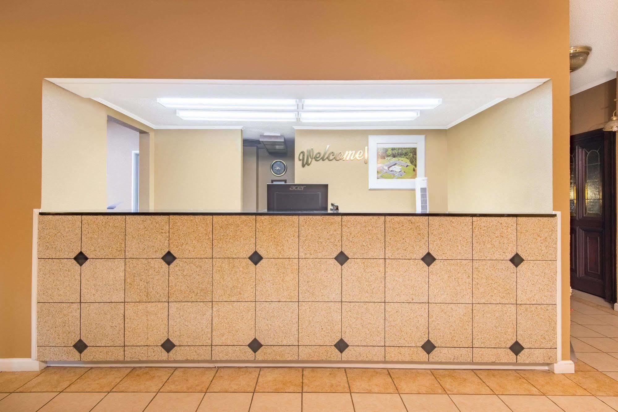 Days Inn By Wyndham Clanton Al Екстериор снимка